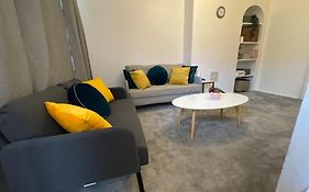Tooting Lodge London - Cosy 2 Bedroom House With Garden, 5 Mins Walk To Tube Station